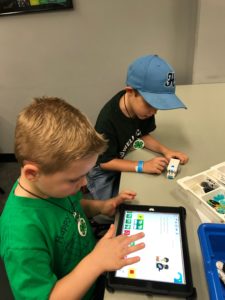 2 kids working together